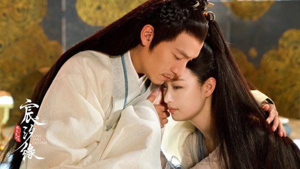 2019年的《宸汐緣》是近年少數評價破8分的仙俠劇，豆瓣評分高達8.3，比近年廣受好評的《知否》、《蒼蘭訣》、《慶餘年》都還高分Ｚ！《宸汐緣》開播前該劇的服化道被瘋狂吐槽，和《三生三世十里桃花》撞衫、撞題材，被認為不過就是《三生三世》的複製版。但追過劇之後就讓大家改觀了！