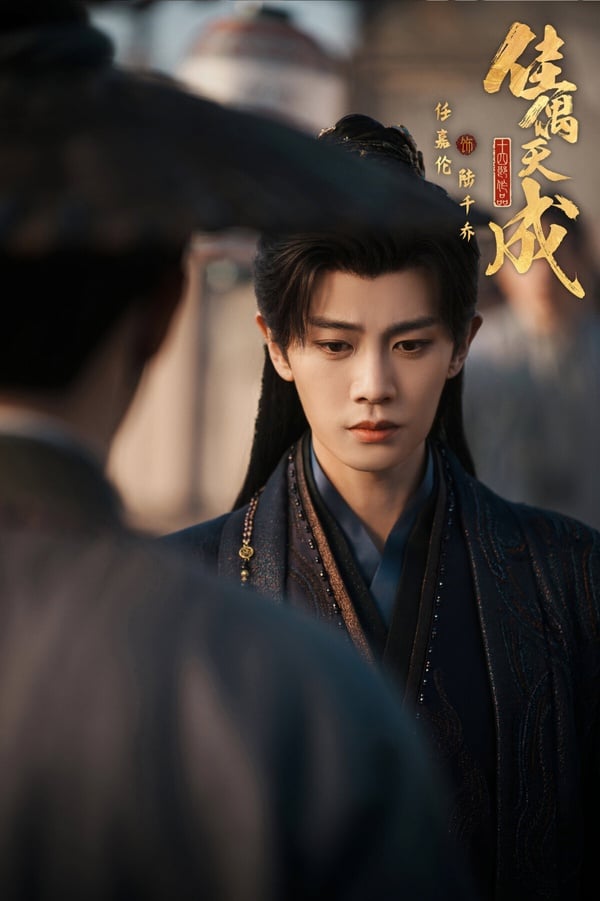 任嘉倫《佳偶天成》很多人本來不期待，追過之後都稱讚意外好看。《佳偶天成》劇情設定滿新鮮，男主需要一次次死亡換器官，女主不斷找惡人結婚就想破克夫命。第一集主角直接成婚了，節奏緊湊，劇情鋪墊合理，而且配角都不是背景板，都有自己的故事，群像塑造得很不錯。
