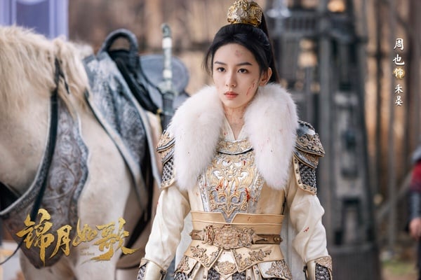 周也是95後公認的高顏值小花，近年主演不少大IP改編的陸劇，像是《錦月如歌》、《很想很想你》、《為有暗香來》等，都小有水花，但似乎就是沒有像趙露思《星漢燦爛》、虞書欣《蒼蘭絕》那樣爆火出圈。