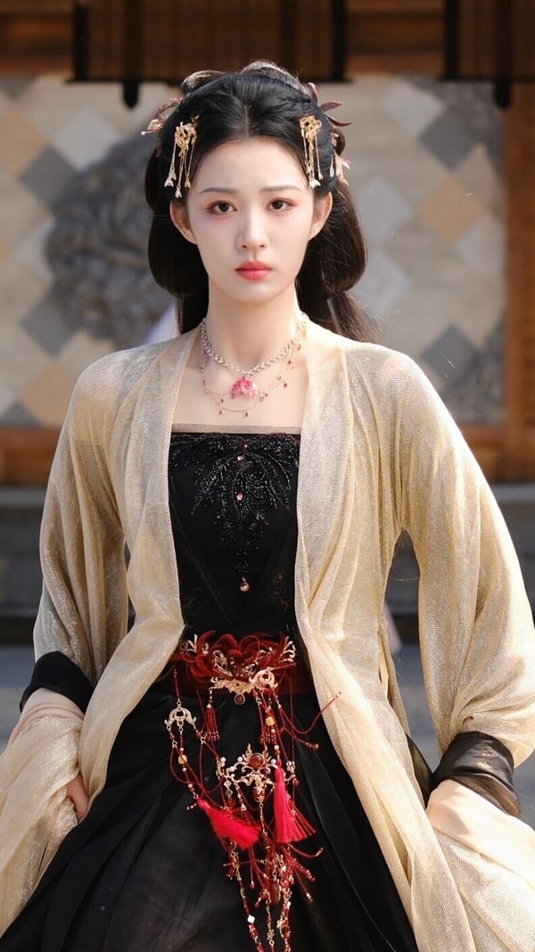 王楚然是近年發展勢頭很猛的小花，在《清平樂》飾演寵妃張妼晗讓她獲得高熱度。王楚然被認為還缺一部代表作，她其實有很多出圈角色，但都是女配出圈居多，主演的《柳舟記》、《成何體統》雖然口碑也不錯，但出圈度不夠廣。和楊洋合作的甜寵劇《我的人間煙火》則是熱度高，但評價兩極。