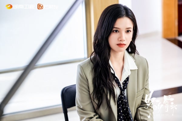 張婧儀是周迅創立的東申未來經紀公司力捧的新生代小花，自出道以來就頂級大製作不斷。張婧儀近年和肖戰合作了《藏海傳》、和陳飛宇合作了《點燃我，溫暖你》，和宋威龍合作了《野狗骨頭》。張婧儀合作的都是有口碑的製作班底，最終劇集評價也都不錯。