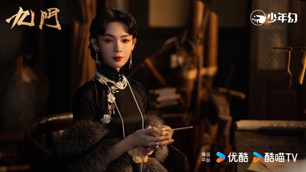 《九門》改編自《盜墓筆記》系列小說，講的是九門眾人的一眾冒險奇遇。最近《九門》也迎來大結局，不算是傳統大團圓式收尾，但也沒有爛尾。九門眾人合謀布下一場假死大局，除解九爺外全員倖存，但九門也從此四散江湖，從此隱入市井，一個時代就此落幕。