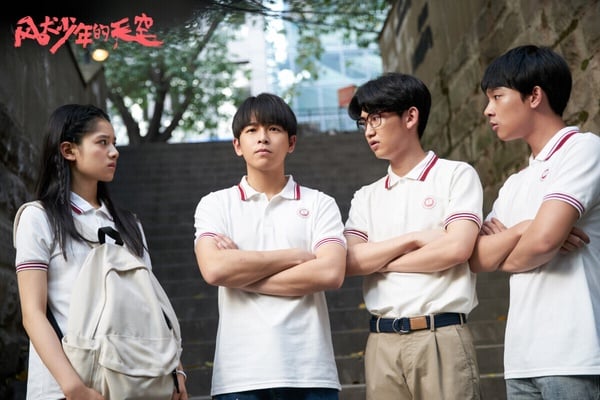 《風犬少年的天空》同樣是會留在心中的那種劇，這是2020年的高評陸劇，豆瓣評分高達7.9，這部小甜劇很少人知道，因為宣傳做得不夠，但追過的人都說讚，是部帶有懷舊風格的青春劇。《風犬少年的天空》女主角就是《野狗骨頭》張婧儀，她在這部也很美、很有文藝感！