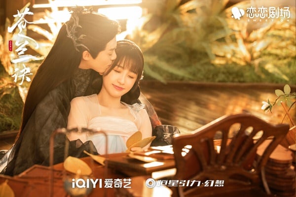 《蒼蘭訣》劇情可以說是高甜又高虐，前面大魔頭與小蘭花的互動高糖可愛，然而後期確認彼此心意後，小蘭花卻不得不與長珩聯姻，原因是為了開啟神力封印凶神，守護天下蒼生。卻沒想到，原本無法無天的三界第一霸東方青蒼，因為小蘭花而學會了愛，他要為小蘭花逆天改命。