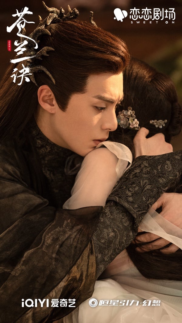 《蒼蘭訣》劇情可以說是高甜又高虐，前面大魔頭與小蘭花的互動高糖可愛，然而後期確認彼此心意後，小蘭花卻不得不與長珩聯姻，原因是為了開啟神力封印凶神，守護天下蒼生。卻沒想到，原本無法無天的三界第一霸東方青蒼，因為小蘭花而學會了愛，他要為小蘭花逆天改命。