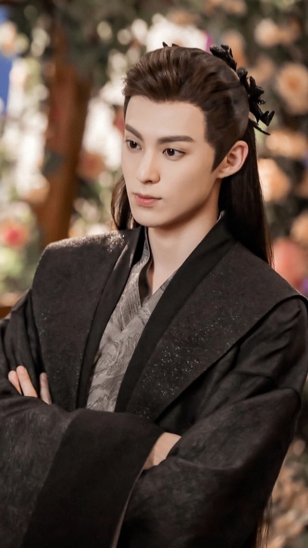 王鶴棣也是公認的大帥哥，他一樣也是濃顏系美男，濃眉大眼、五官精緻，眼神自帶電力，而且時裝、古裝都滿搶眼。在《蒼蘭訣》超級美型，戲外穿西裝也是個超級型男！