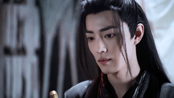 肖戰2019年以《陳情令》爆火成頂流男神，其實早在《陳情令》以前，一部冷門網劇《哦！我的皇帝陛下》就有人注意到肖戰的顏值。肖戰真正是長得非常帥，笑起來治癒溫柔，一雙眼睛就像會說話一樣，無論穿古裝還是時裝，都是妥妥的大帥哥，這長相不火真的沒天理啊！