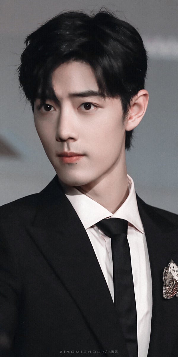 肖戰2019年以《陳情令》爆火成頂流男神，其實早在《陳情令》以前，一部冷門網劇《哦！我的皇帝陛下》就有人注意到肖戰的顏值。肖戰真正是長得非常帥，笑起來治癒溫柔，一雙眼睛就像會說話一樣，無論穿古裝還是時裝，都是妥妥的大帥哥，這長相不火真的沒天理啊！