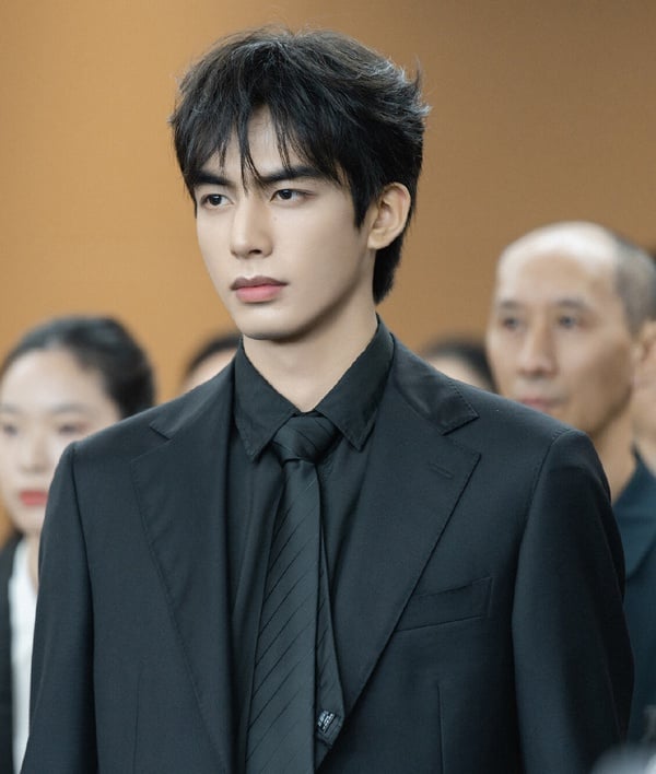 網友票選冠軍是宋威龍！每次只要票選顏值相關的榜單，宋威龍幾乎都會佔據前排！宋威龍的帥實在是太搶眼了，第一眼就不得不被他的神顏吸引，深邃的五官加上精緻的臉蛋，幾乎是360度零死角的帥。