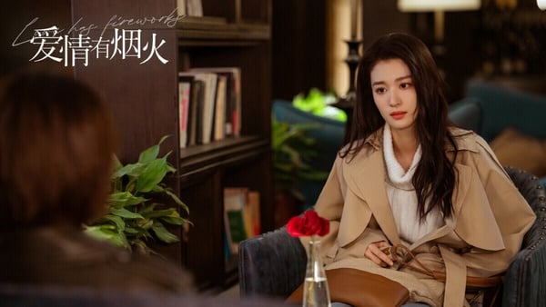 《愛情有煙火》是歡喜冤家合租的甜寵劇，被積壓許久終於開播。《愛情有煙火》評價比較兩極，有網友認為《愛情有煙火》沒有拍出《難哄》那樣浪漫的氛圍感，檀健次、王楚然也沒有CP感，但劇本倒是有內容。劇情有不少喜劇元素，主角是歡喜冤家，兩位主演的鬥嘴戲份很搞笑。