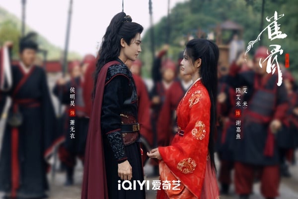 《雀骨》是2026暑期檔口碑不錯的古裝劇，這是大家愛看的先婚後愛題材，劇情流暢不拖沓，節奏快進。而侯明昊、艾米CP火花很強呢！《雀骨》劇本邏輯不能深思，但追著追著就上癮了。