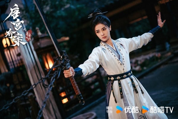 白鹿《唐宮奇案之青霧風鳴》是古裝懸疑劇，中式志怪的風格，詭味十足，案件推進不拖沓，還有颯爽的大女主。雖然也有觀眾覺得，《唐宮奇案》的探案都靠口述，懸念感沒有精品懸疑劇《唐朝詭事錄》那麼足，但《唐宮奇案》一案接一案，還是很多觀眾追得入迷。