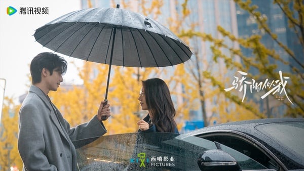 《驕陽似我》是顧漫小說改編的超級甜寵大IP，雖然沒達到往年《何以笙簫默》、《你是我的榮耀》的火爆程度，但評價還可以。這部劇前期都是女主和男二的糾葛，等到後續的三人修羅場，劇情有越來越漸入佳境。