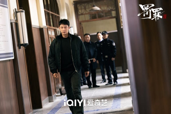 黃景瑜主演的懸疑刑偵劇《罰罪2》成績不錯呢！《罰罪2》故事和前一部沒有關係，是全新劇情，講述身為員警的秦楓，和一步步成為漢洲當地最大犯罪頭目的劉天也，情同手足卻又代表著黑白兩極，兩人鬥智鬥勇，攪動起幾方利益集團的明爭暗鬥。
