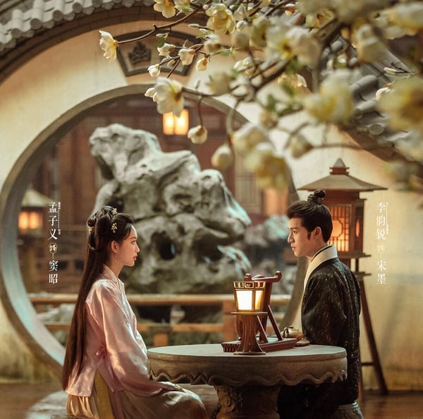 《九重紫》是近年獲讚的宅鬥古裝劇，這部劇和《逐玉》出自同一個導演，但《九重紫》的編劇功力卻更受肯定。劇版評分7.8，是更勝原著小說的。《九重紫》導演的鏡頭大氣有質感，劇本也很紮實，很多台詞都寫得很有古韻。