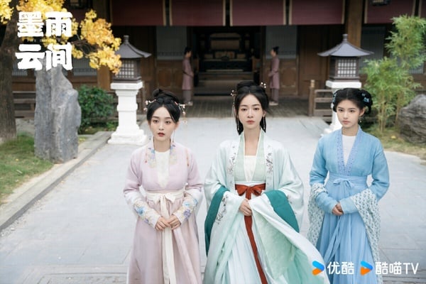《墨雨雲間》上癮度堪稱五顆星，一集上癮！《墨雨雲間》走大女主爽劇路線，原著小說是靈魂重生復仇的設定，劇版保留了框架，劇情著重在復仇＋宅鬥。《墨雨雲間》普遍被認為改編得還不錯，劇情狗血快進、爽感滿滿。