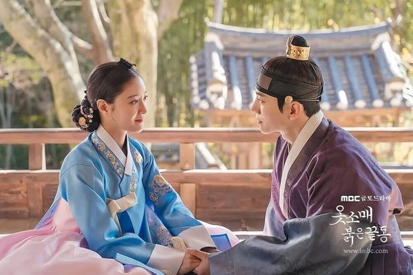 《衣袖紅鑲邊》完全是黑馬劇啊！這部講述王世孫李祘與宮女成德任之間的愛情故事，其實播出前大家都沒有特別看好《衣袖紅鑲邊》，沒想到播出後意外爆紅。