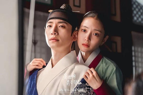 《衣袖紅鑲邊》完全是黑馬劇啊！這部講述王世孫李祘與宮女成德任之間的愛情故事，其實播出前大家都沒有特別看好《衣袖紅鑲邊》，沒想到播出後意外爆紅。