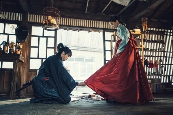 《陽光先生》後勁真的超強！《陽光先生》不僅場景絕美、精緻，且劇裡李炳憲、金泰梨譜出了一段淒美的愛情故事，讓許多觀眾劇終後仍久久無法釋懷，餘韻無窮，使得該劇被眾多網友封為「韓劇天花板」，是人生中不可錯過的一大優質好劇。這部追完真的會走不出來，而且找不到同類型的神劇！