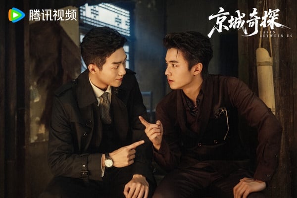 《京城奇探》是最近評價不錯的短劇，講述京城紈絝趙少商為幫姐姐探查夫家怪事，結識了留洋歸來的冷面警官元鴻。兩人從針鋒相對到默契搭檔，一路追查迷案，也一步步揭開元鴻母親離世之謎。隨著調查深入，一樁走私陰謀浮出水面……