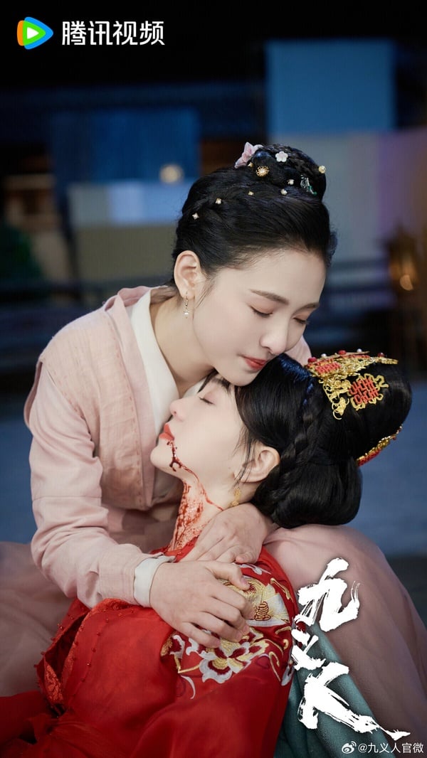 《九義人》是一部主打女性復仇的爽劇，包裝在古裝的外殼之下，講的其實是現代的價值觀，劇情隱含對女性處境的關懷，立意勝過很多S+大女主劇。劇中對於友情的刻畫相當感人，呈現方式也很特別。單數集是七年前的過往，雙數集是七年後的復仇，兩相對比之下，可以清楚看到人物七年前後的轉變。