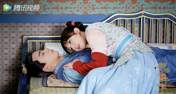 《御賜小仵作》全劇都是無名演員，也不是大IP、大製作，卻靠著自來水劇迷的推薦在微博上發酵，豆瓣評分高達7.9，比同年度的古裝大劇《周生如故》、《長歌行》口碑都還高呢！一開始騰訊根本不打算宣傳這部劇，是因為高口碑引起話題，騰訊才開始為這部劇做宣發。
