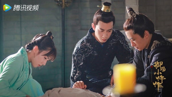 《御賜小仵作》全劇都是無名演員，也不是大IP、大製作，卻靠著自來水劇迷的推薦在微博上發酵，豆瓣評分高達7.9，比同年度的古裝大劇《周生如故》、《長歌行》口碑都還高呢！一開始騰訊根本不打算宣傳這部劇，是因為高口碑引起話題，騰訊才開始為這部劇做宣發。