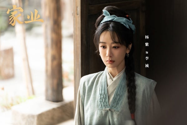 楊紫《家業》是2026口碑不錯的古裝劇，雖然沒達到《長相思》、《國色芳華》的熱度高點，但因為楊紫主演，還是有基本的收視底盤。這是類似《國色芳華》的大女主經商劇，以制墨為背景，融合了女性成長、手藝傳承。《家業》的人物群像塑造得很飽滿，古色古香。
