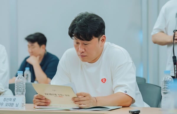 李浚赫《中了樂透頭獎也要上班》劇情、角色介紹：如果中了13億樂透，你還會去上班嗎？