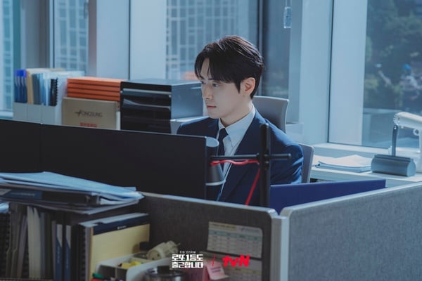 李浚赫《中了樂透頭獎也要上班》劇情、角色介紹：如果中了13億樂透，你還會去上班嗎？