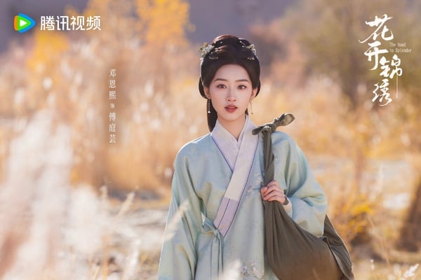 近年鄧恩熙和丁禹兮主演《花開錦繡》，不少觀眾都稱讚鄧恩熙古裝扮相好美，而且演技不錯呢！鄧恩熙2005年出生，今年才21歲，不少觀眾認為她的風格和趙麗穎、趙露思有點像，都是元氣甜妹，演起戲來還感染力十足，被看好有望成為05花一代的流量小花。