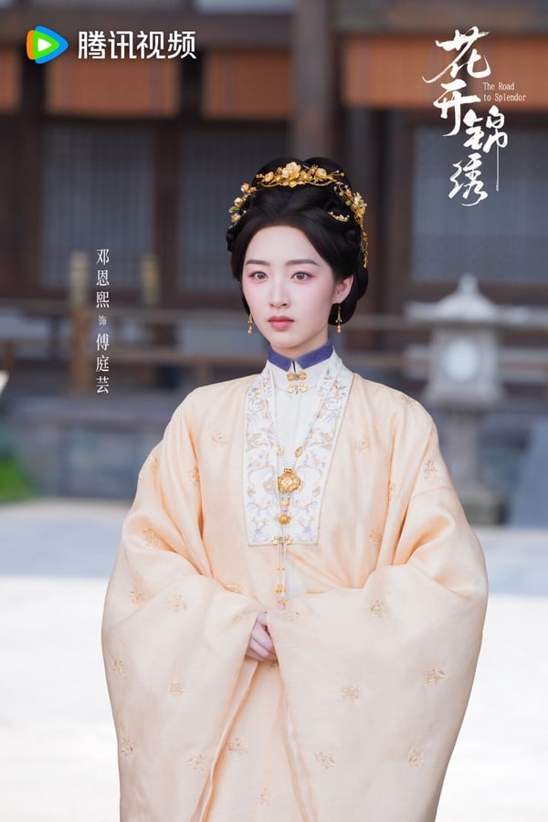 近年鄧恩熙和丁禹兮主演《花開錦繡》，不少觀眾都稱讚鄧恩熙古裝扮相好美，而且演技不錯呢！鄧恩熙2005年出生，今年才21歲，不少觀眾認為她的風格和趙麗穎、趙露思有點像，都是元氣甜妹，演起戲來還感染力十足，被看好有望成為05花一代的流量小花。