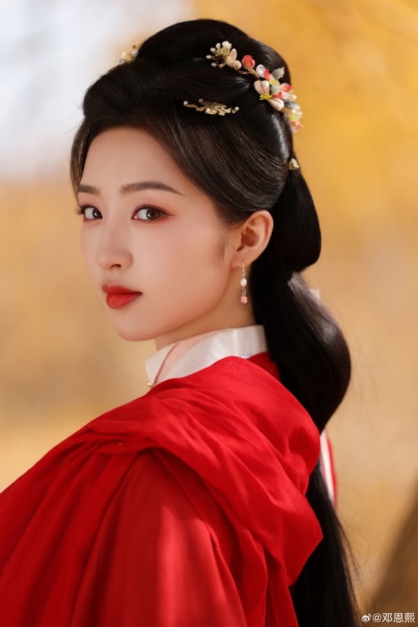 近年鄧恩熙和丁禹兮主演《花開錦繡》，不少觀眾都稱讚鄧恩熙古裝扮相好美，而且演技不錯呢！鄧恩熙2005年出生，今年才21歲，不少觀眾認為她的風格和趙麗穎、趙露思有點像，都是元氣甜妹，演起戲來還感染力十足，被看好有望成為05花一代的流量小花。