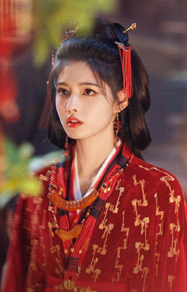 《雀骨》艾米同樣是一位05後出生的新生代小花，艾米2008年出生，今年才18歲就已經演到大劇的女主角，資源很不錯呢！艾米是童星，她第一個被大家記住的角色是《墨雨雲間》吳謹言的婢女，今年《雀骨》就演到侯明昊的女主角了。
