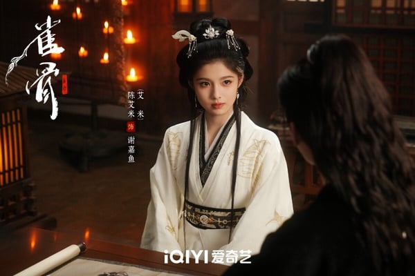 《雀骨》艾米同樣是一位05後出生的新生代小花，艾米2008年出生，今年才18歲就已經演到大劇的女主角，資源很不錯呢！艾米是童星，她第一個被大家記住的角色是《墨雨雲間》吳謹言的婢女，今年《雀骨》就演到侯明昊的女主角了。