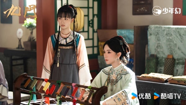 陳瑤今年憑藉《九門》霍仙姑一角圈粉無數，這部劇雖然是民國劇，但陳瑤也有古裝扮相，很美呢！陳瑤一直被公認是有顏值、有演技，卻始終不溫不火的遺珠，她和迪麗熱巴、白鹿、鞠婧禕同為90花，出道很早，但許多粉絲都認為是經紀公司唐人影視拖垮了她。