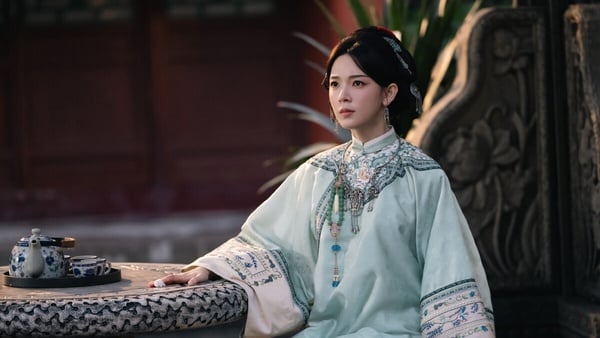 陳瑤今年憑藉《九門》霍仙姑一角圈粉無數，這部劇雖然是民國劇，但陳瑤也有古裝扮相，很美呢！陳瑤一直被公認是有顏值、有演技，卻始終不溫不火的遺珠，她和迪麗熱巴、白鹿、鞠婧禕同為90花，出道很早，但許多粉絲都認為是經紀公司唐人影視拖垮了她。
