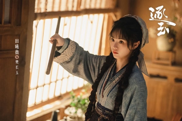 田曦薇今年以《逐玉》大爆紅！田曦薇在《逐玉》飾演的樊長玉是個武力高強的女孩，她是屠戶女，性格潑辣堅韌、擁有天生神力。為了守護家人，樊長玉可以不顧名聲殺豬養家，總是勇敢地把家人護在身後。撿回落難侯爺謝征後，兩人在假婚姻裡萌生了真情。
