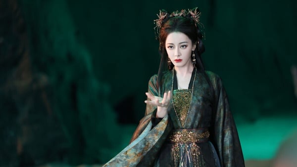 今年迪麗熱巴在古裝劇《白日提燈》飾演美豔鬼王賀思慕，她是執掌人靈兩界秩序的歸墟萬靈之主，天生缺失五感，存活四百年卻深陷永恆孤獨。迪麗熱巴在《白日提燈》的每一套造型都超級美！但劇集本身熱度不高，熱度全靠迪麗熱巴撐起。