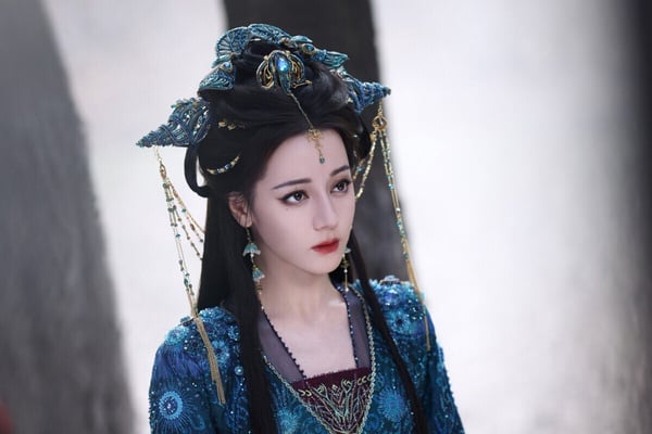 今年迪麗熱巴在古裝劇《白日提燈》飾演美豔鬼王賀思慕，她是執掌人靈兩界秩序的歸墟萬靈之主，天生缺失五感，存活四百年卻深陷永恆孤獨。迪麗熱巴在《白日提燈》的每一套造型都超級美！但劇集本身熱度不高，熱度全靠迪麗熱巴撐起。