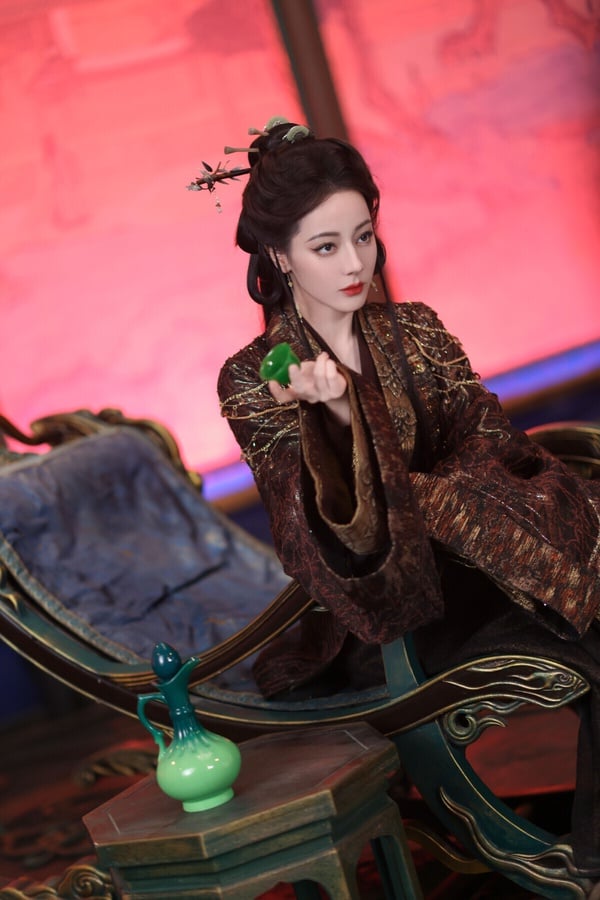 今年迪麗熱巴在古裝劇《白日提燈》飾演美豔鬼王賀思慕，她是執掌人靈兩界秩序的歸墟萬靈之主，天生缺失五感，存活四百年卻深陷永恆孤獨。迪麗熱巴在《白日提燈》的每一套造型都超級美！但劇集本身熱度不高，熱度全靠迪麗熱巴撐起。
