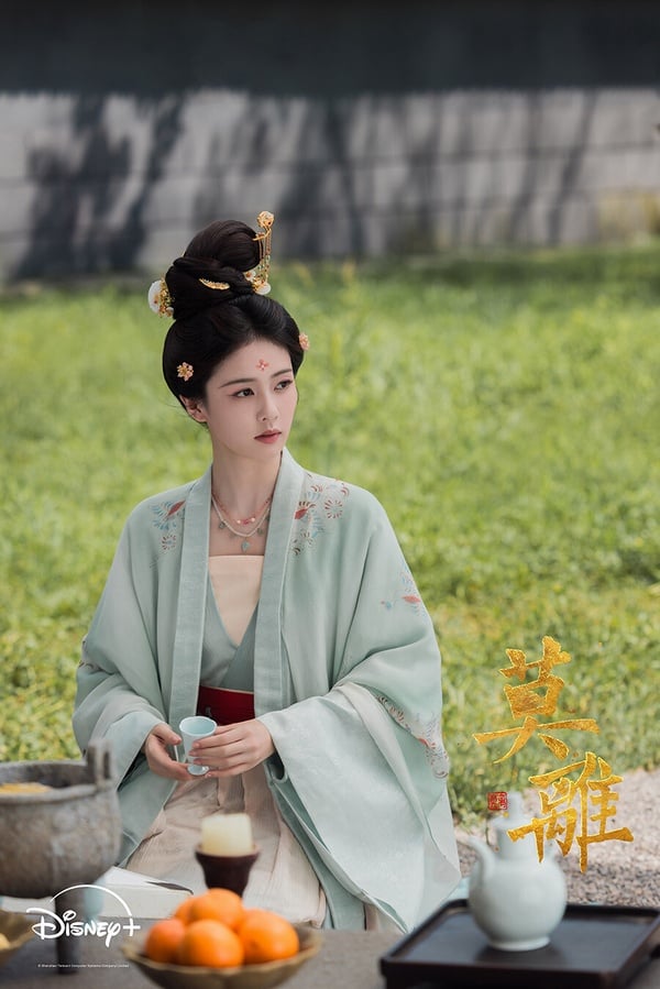 白鹿是近年深受喜愛的古裝女神，她之前背靠于正，古裝大劇一部接一部。而白鹿主演的古裝劇幾乎都能走熱。今年許多流量明星主演的古裝劇都爆冷門，不過白鹿的《唐宮奇案之青霧風鳴》和《莫離》都有基本的收視底盤。