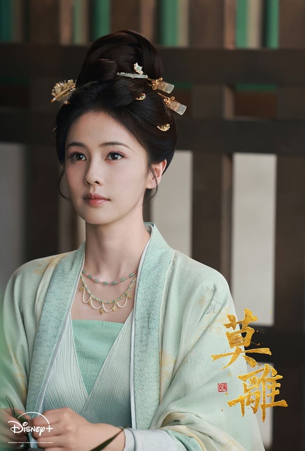 白鹿是近年深受喜愛的古裝女神，她之前背靠于正，古裝大劇一部接一部。而白鹿主演的古裝劇幾乎都能走熱。今年許多流量明星主演的古裝劇都爆冷門，不過白鹿的《唐宮奇案之青霧風鳴》和《莫離》都有基本的收視底盤。