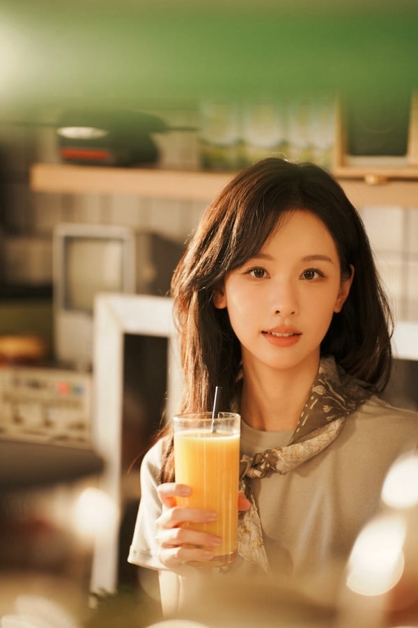 陳都靈是近年彎道超車的90花，早年以《左耳》出道，但陳都靈好多年都在爛劇打轉。直到近年陳都靈演技提升，在《長月燼明》、《蓮花樓》、《永夜星河》都讓大家眼睛一亮，大家才發現陳都靈原來也是位古裝美人。