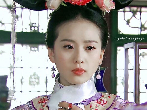 劉詩詩是走氣質出塵的淡顏美女路線，劉詩詩的眼睛、鼻子小巧精緻，五官非常和諧舒服，真的漂亮。
