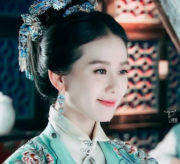 劉詩詩是走氣質出塵的淡顏美女路線，劉詩詩的眼睛、鼻子小巧精緻，五官非常和諧舒服，真的漂亮。