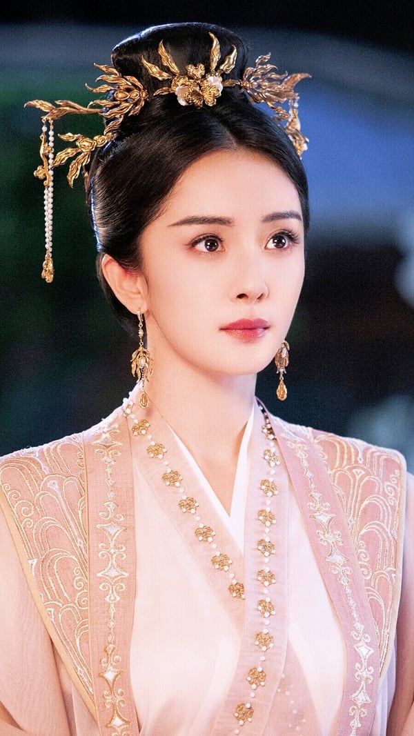 許多人都認為，如今的新生代小花很多都是「氛圍感美人」，得靠著燈光、妝造、服裝等多方加乘下，才會顯得好看。而楊冪、劉詩詩、趙麗穎這一代85花，則是非常直觀的「第一眼美女」，意思就是光看五官，第一眼就抓人眼球、第一眼大家就會認可她們的美麗。