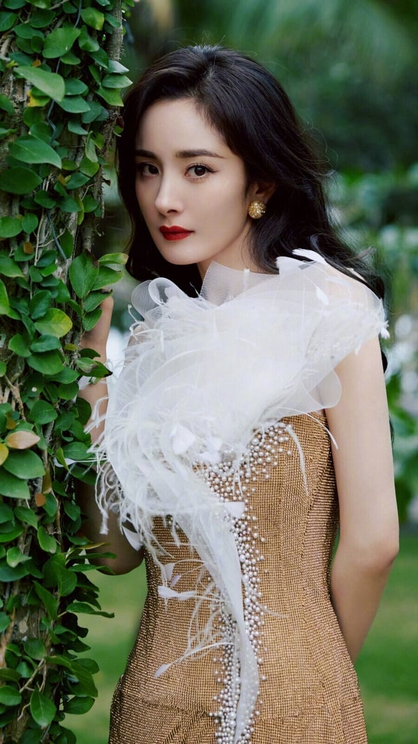 許多人都認為，如今的新生代小花很多都是「氛圍感美人」，得靠著燈光、妝造、服裝等多方加乘下，才會顯得好看。而楊冪、劉詩詩、趙麗穎這一代85花，則是非常直觀的「第一眼美女」，意思就是光看五官，第一眼就抓人眼球、第一眼大家就會認可她們的美麗。