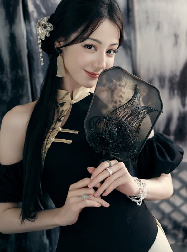 小編好意外迪麗熱巴才第六！迪麗熱巴是公認的90後美女啊！每次只要提到頂級美人，迪麗熱巴都會被提名。迪麗熱巴五官立體鮮明，異域的長相讓她上鏡特別吃香，外型幾乎毫無短板，再加上身材又好，每次只要出席紅毯，迪麗熱巴永遠都是全場焦點。