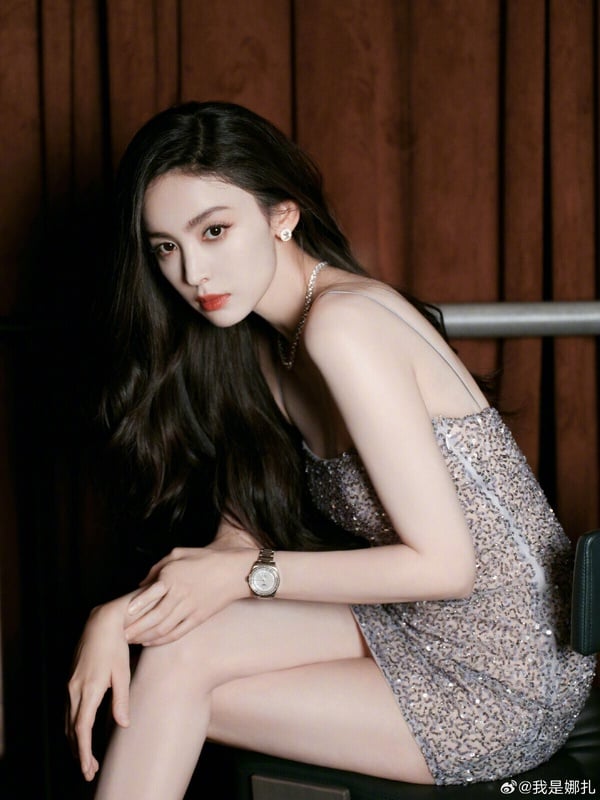 古力娜扎也確實是頂級大美女！在各大顏值排行榜中，古力娜扎都會闖進前排，她從大學入學就因為太美而引起關注，出道也是自帶話題。古力娜扎這種長相、身材，真的就是低調不了的美人！